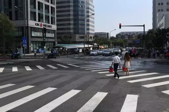 北京首个全向十字路口亮相石景山 行人可斜穿马路的交通革命