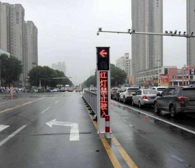 红灯时可以左转和掉头吗？交警 满足这两个条件，不用等红灯！